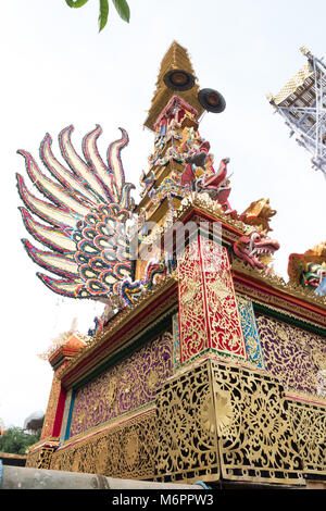 Il tall Bade torre di cremazione pronto per la cerimonia Pelebon di Anak Agung Niang Agung di Puri Agung Ubud. Foto Stock