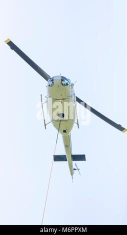 Corbin cabina progetto riabilitativo. 06-01-2017 | un elicottero è stato utilizzato per air drop fornisce al Corbin sito di cabina nel parco. Il materiale sarà utilizzato in un progetto di riabilitazione della storica cabina. Il grande intervento di restauro della cabina comporta la sostituzione di tutto il tetto metallico, sostituendo i legnami di registro e le altre riparazioni necessarie. Tutte le riparazioni sono di fondamentale importanza per la conservazione e l'integrità strutturale di questo storico cabina. Esso è utilizzato oggi come il noleggio di una cabina per il Potomac Appalachian Trail Club (PATC). Foto Stock