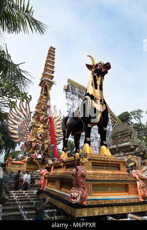 Bade torre di cremazione e sarcofago nero Bull per la cremazione Pelebon cerimonia di Anak Agung Niang Agung di Puri Agung Ubud. Foto Stock