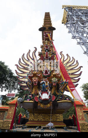 Il tall Bade torre di cremazione pronto per la cerimonia Pelebon di Anak Agung Niang Agung di Puri Agung Ubud. Foto Stock