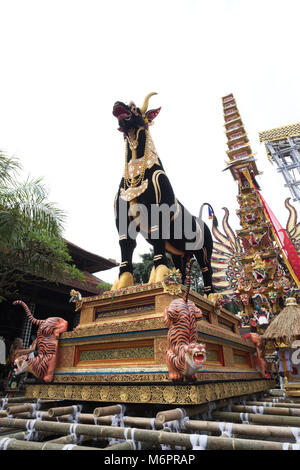 Bade torre di cremazione e sarcofago nero Bull per la cremazione Pelebon cerimonia di Anak Agung Niang Agung di Puri Agung Ubud. Foto Stock