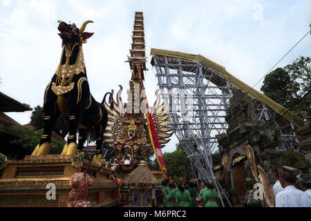 Bade torre di cremazione e sarcofago nero Bull per la cremazione Pelebon cerimonia di Anak Agung Niang Agung di Puri Agung Ubud. Foto Stock