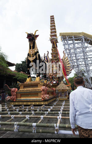 Bade torre di cremazione e sarcofago nero Bull per la cremazione Pelebon cerimonia di Anak Agung Niang Agung di Puri Agung Ubud. Foto Stock