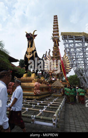 Bade torre di cremazione e sarcofago nero Bull per la cremazione Pelebon cerimonia di Anak Agung Niang Agung di Puri Agung Ubud. Foto Stock