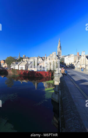 I colori autunnali, fiume Welland bridge, mercato georgiano città di Stamford, Lincolnshire, England, Regno Unito Foto Stock