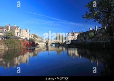 I colori autunnali, fiume Welland bridge, mercato georgiano città di Stamford, Lincolnshire, England, Regno Unito Foto Stock