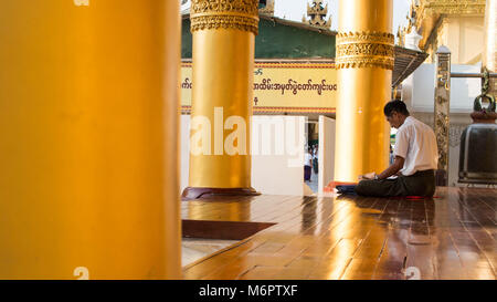 Yangon, Myanmar - Febbraio, 15, 2018: buddisti a Shwedagon pagoda Foto Stock