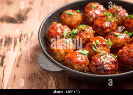 Le polpette di carne in agrodolce salsa di pomodoro. In casa arrosto di manzo polpette di carne in ghisa padella. Foto Stock