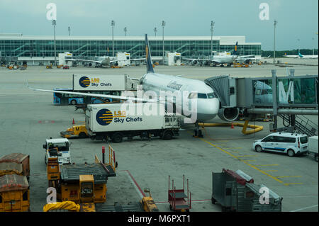 02.06.2017, Monaco di Baviera, Germania, Europa - Lufthansa un aereo di passeggero è parcheggiato in un gate all'aeroporto di Monaco di Baviera Franz Josef Strauss. Foto Stock