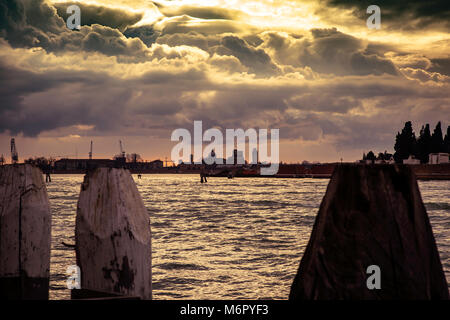 Vista dalla laguna di Venezia della chiesa di San Michele in Isola sul cimitero Isola di San Michele, Venezia, Italia Foto Stock