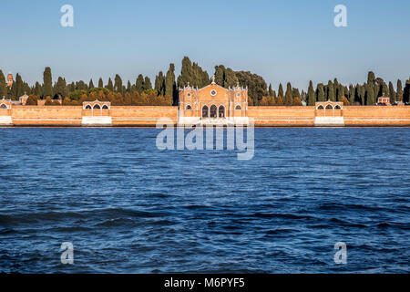 Vista dalla laguna di Venezia della chiesa di San Michele in Isola sul cimitero Isola di San Michele, Venezia, Italia Foto Stock