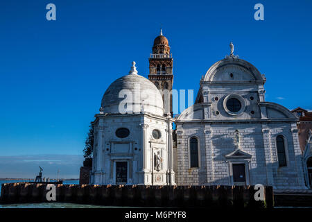 Vista dalla laguna di Venezia della chiesa di San Michele in Isola sul cimitero Isola di San Michele, Venezia, Italia Foto Stock