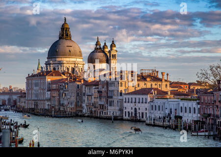 Splendida vista del Canal Grande e la Basilica di Santa Maria della Salute durante il tramonto, Venezia, Italia Foto Stock