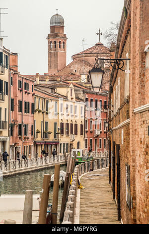 Piccoli romantici canali e corridoi stretti con picchi di casa durante il tramonto, Venezia, Italia Foto Stock