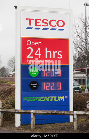 Prezzo del carburante in pensione presso il piazzale antistante al supermercato Tesco in Thirsk,North Yorkshire, Inghilterra, Regno Unito Foto Stock