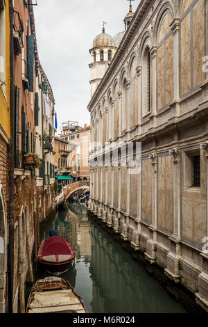 Piccoli romantici canali e corridoi stretti con picchi di casa durante il tramonto, Venezia, Italia Foto Stock