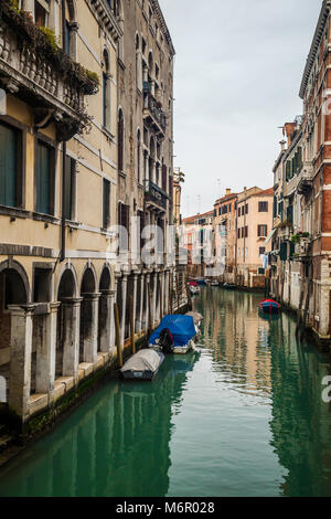 Piccoli romantici canali e corridoi stretti con picchi di casa durante il tramonto, Venezia, Italia Foto Stock