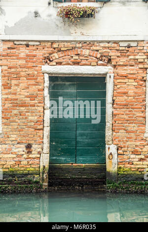 Le vecchie finestre e porte, Venezia, Italia Foto Stock