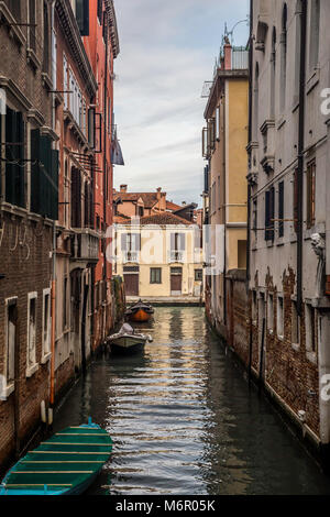 Piccoli romantici canali e corridoi stretti con picchi di casa durante il tramonto, Venezia, Italia Foto Stock