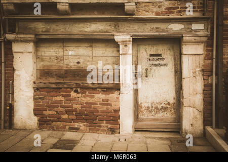 Le vecchie finestre e porte, Venezia, Italia Foto Stock