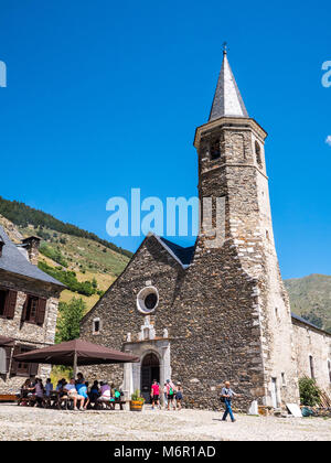 Baqueira, Spagna - 13 agosto 2016. I turisti che visitano la Montgarri rifugio vicino a Pla de Beret in Valle de Arán, Spagna Foto Stock