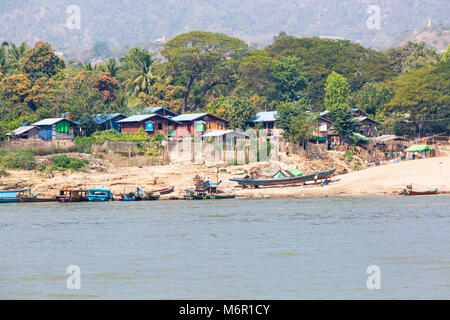 La vita quotidiana in Myanmar - riverside villaggio lungo il fiume Irrawaddy, Mingun, Myanmar (Birmania), l'Asia in febbraio Foto Stock