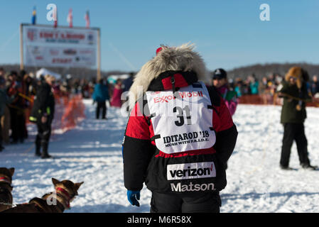 Willow, Alaska, Stati Uniti d'America. Mar 4, 2018. Aliy Zirkle si avvicina alla linea di partenza della Iditarod Sled Dog Race. Credito: Kristen Bentz/Alamy Live News Foto Stock