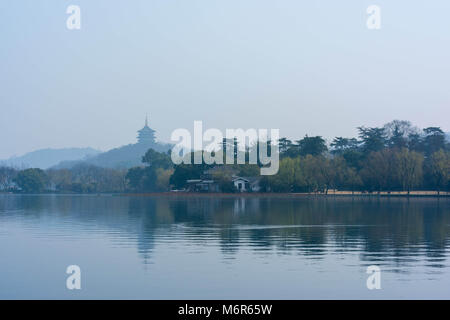 Hangzh, Hangzh, Cina. Mar 4, 2018. Hangzhou, Cina-4marzo 2018: il Lago Ovest, situata in Hangzhou, est della Cina di Provincia dello Zhejiang, è un lago di acqua dolce in Hangzhou (Cina). Essa è suddivisa in cinque sezioni da tre causeways. Ci sono numerosi templi e pagode, giardini e isole artificiali all'interno del lago. Mappa di West Lake in Hangzhou, Cina Pagoda Leifeng West Lake ha influenzato poeti e pittori in tutta la storia cinese per la sua naturale bellezza e cimeli storici, e inoltre è stata tra le più importanti fonti di ispirazione per il giardino cinese designer. Esso è stato reso Foto Stock