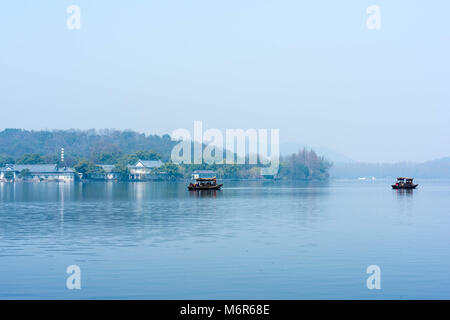 Hangzh, Hangzh, Cina. Mar 4, 2018. Hangzhou, Cina-4marzo 2018: il Lago Ovest, situata in Hangzhou, est della Cina di Provincia dello Zhejiang, è un lago di acqua dolce in Hangzhou (Cina). Essa è suddivisa in cinque sezioni da tre causeways. Ci sono numerosi templi e pagode, giardini e isole artificiali all'interno del lago. Mappa di West Lake in Hangzhou, Cina Pagoda Leifeng West Lake ha influenzato poeti e pittori in tutta la storia cinese per la sua naturale bellezza e cimeli storici, e inoltre è stata tra le più importanti fonti di ispirazione per il giardino cinese designer. Esso è stato reso Foto Stock