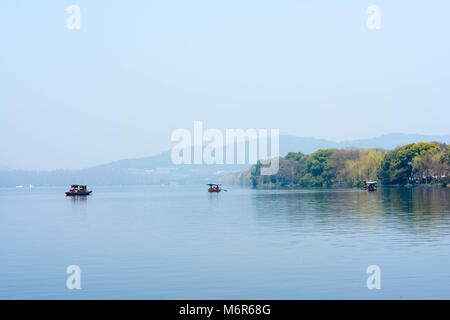 Hangzh, Hangzh, Cina. Mar 4, 2018. Hangzhou, Cina-4marzo 2018: il Lago Ovest, situata in Hangzhou, est della Cina di Provincia dello Zhejiang, è un lago di acqua dolce in Hangzhou (Cina). Essa è suddivisa in cinque sezioni da tre causeways. Ci sono numerosi templi e pagode, giardini e isole artificiali all'interno del lago. Mappa di West Lake in Hangzhou, Cina Pagoda Leifeng West Lake ha influenzato poeti e pittori in tutta la storia cinese per la sua naturale bellezza e cimeli storici, e inoltre è stata tra le più importanti fonti di ispirazione per il giardino cinese designer. Esso è stato reso Foto Stock