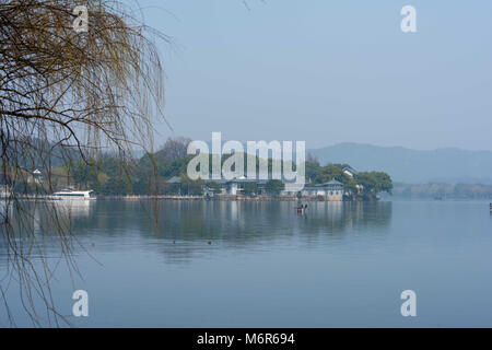 Hangzh, Hangzh, Cina. Mar 4, 2018. Hangzhou, Cina-4marzo 2018: il Lago Ovest, situata in Hangzhou, est della Cina di Provincia dello Zhejiang, è un lago di acqua dolce in Hangzhou (Cina). Essa è suddivisa in cinque sezioni da tre causeways. Ci sono numerosi templi e pagode, giardini e isole artificiali all'interno del lago. Mappa di West Lake in Hangzhou, Cina Pagoda Leifeng West Lake ha influenzato poeti e pittori in tutta la storia cinese per la sua naturale bellezza e cimeli storici, e inoltre è stata tra le più importanti fonti di ispirazione per il giardino cinese designer. Esso è stato reso Foto Stock