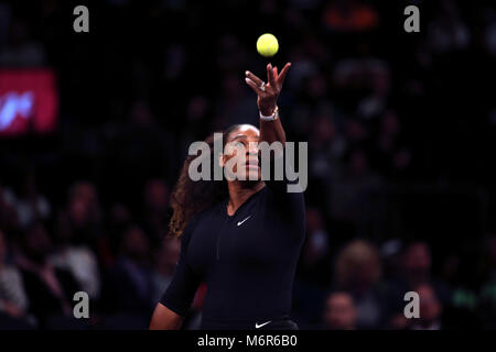 New York, Stati Uniti d'America. 5 Marzo, 2018. Serena Williams che serve alla Francia di Marion BARTOLI durante il Tie break decine del torneo di tennis presso il Madison Square Garden di New York. Il torneo offre otto del tour femminile superiore i giocatori in competizione per un $250.000 vincitori premio. Williams è stato tornando alla concorrenza in seguito alla recente nascita del primo figlio. Credito: Adam Stoltman/Alamy Live News Foto Stock