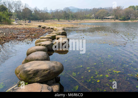 Hangzh, Hangzh, Cina. Mar 4, 2018. Hangzhou, Cina-4marzo 2018: il Lago Ovest, situata in Hangzhou, est della Cina di Provincia dello Zhejiang, è un lago di acqua dolce in Hangzhou (Cina). Essa è suddivisa in cinque sezioni da tre causeways. Ci sono numerosi templi e pagode, giardini e isole artificiali all'interno del lago. Mappa di West Lake in Hangzhou, Cina Pagoda Leifeng West Lake ha influenzato poeti e pittori in tutta la storia cinese per la sua naturale bellezza e cimeli storici, e inoltre è stata tra le più importanti fonti di ispirazione per il giardino cinese designer. Esso è stato reso Foto Stock