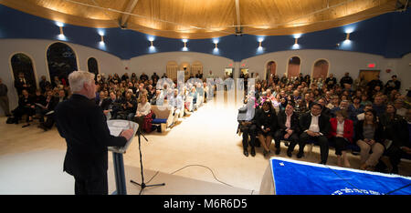 Leesburg, Virginia, Stati Uniti d'America. 5 Marzo, 2018. Circa 500 persone hanno partecipato alla Loudoun amerai il tuo prossimo: la speranza non odio incontro a Sha'sono Shalom in Leesburg. Qui Virginia Attorney General Mark Herring risolve la riunione che era una risposta comunitaria alla recente KKK volantinaggio che sta accadendo in alcune città Loudoun.(foto di Douglas Graham/Loudoun ora) Credito: William Graham/Alamy Live News Foto Stock