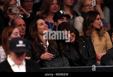 New York, Stati Uniti d'America. 5 Marzo, 2018. Brooke Shields e Mariska Hargitay condividere una risata a corte lato durante il Tie break decine del torneo di tennis presso il Madison Square Garden di New York. Il torneo offre otto del tour femminile superiore i giocatori in competizione per un $250.000 vincitori premio. Credito: Adam Stoltman/Alamy Live News Foto Stock