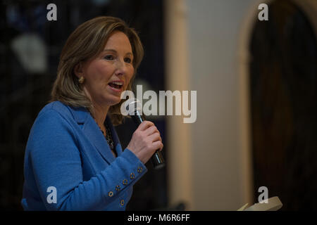 Leesburg, Virginia, Stati Uniti d'America. 5 Marzo, 2018. Circa 500 persone hanno partecipato alla Loudoun amerai il tuo prossimo: la speranza non odio incontro a Sha'sono Shalom in Leesburg. Qui il Congresso donne Barbara Comstock, R-VA., indirizzi la riunione che era una risposta comunitaria alla recente KKK volantinaggio che sta accadendo in alcune città Loudoun.(foto di Douglas Graham/Loudoun ora) Credito: William Graham/Alamy Live News Foto Stock