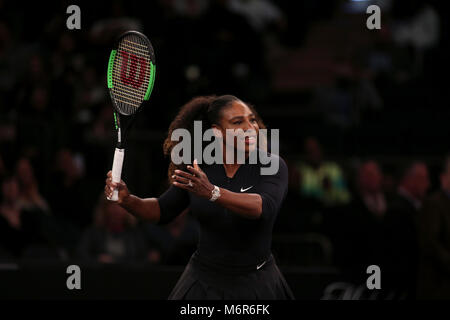 New York, Stati Uniti d'America. 5 Marzo, 2018. Serena Williams in fase di riscaldamento per la sua partita con la Francia di Marion BARTOLI durante il Tie break decine del torneo di tennis presso il Madison Square Garden di New York. Il torneo offre otto del tour femminile superiore i giocatori in competizione per un $250.000 vincitori premio. Williams è stato tornando alla concorrenza in seguito alla recente nascita del primo figlio. Credito: Adam Stoltman/Alamy Live News Foto Stock