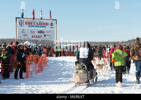 Willow, Alaska, Stati Uniti d'America. Mar 4, 2018. Jim Lanier di Chugiak, AK, USA come il suo compagno di squadra si avvicina alla linea di partenza della Iditarod Sled Dog Race. Credito: Kristen Bentz/Alamy Live News Foto Stock