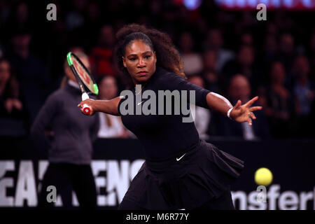 New York, Stati Uniti d'America. 5 Marzo, 2018. Serena Williams in azione contro la Francia di Marion BARTOLI durante il Tie break decine del torneo di tennis presso il Madison Square Garden di New York. Il torneo offre otto del tour femminile superiore i giocatori in competizione per un $250.000 vincitori premio. Williams è stato tornando alla concorrenza in seguito alla recente nascita del primo figlio. Credito: Adam Stoltman/Alamy Live News Foto Stock