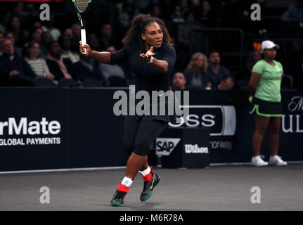 New York, Stati Uniti d'America. 5 Marzo, 2018. Serena Williams in azione contro la Francia di Marion BARTOLI durante il Tie break decine del torneo di tennis presso il Madison Square Garden di New York. Il torneo offre otto del tour femminile superiore i giocatori in competizione per un $250.000 vincitori premio. Williams è stato tornando alla concorrenza in seguito alla recente nascita del primo figlio. Credito: Adam Stoltman/Alamy Live News Foto Stock