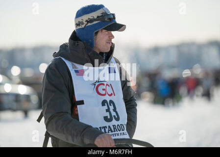 Willow, Alaska, Stati Uniti d'America. Mar 4, 2018. Joar Leifseth Ulsom della Norvegia come egli si avvicina alla linea di partenza della Iditarod Sled Dog Race. Credito: Kristen Bentz/Alamy Live News Foto Stock