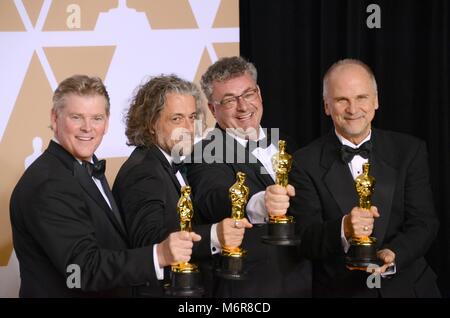 Hollywood, Stati Uniti d'America. 04 Mar, 2018. Artisti degli effetti visivi (l-r) Richard R. Hoover, Paul Lambert, Gerd Nefzer e John Nelson pongono nella sala stampa del novantesimo annuale di Academy Awards, Oscar, in Dolby Theatre di Los Angeles, Stati Uniti d'America, il 04 marzo 2018. Credito: Hubert Boesl | Verwendung weltweit/dpa/Alamy Live News Foto Stock