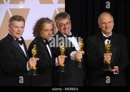 Hollywood, Stati Uniti d'America. 04 Mar, 2018. Artisti degli effetti visivi (l-r) Richard R. Hoover, Paul Lambert, Gerd Nefzer e John Nelson pongono nella sala stampa del novantesimo annuale di Academy Awards, Oscar, in Dolby Theatre di Los Angeles, Stati Uniti d'America, il 04 marzo 2018. Credito: Hubert Boesl | Verwendung weltweit/dpa/Alamy Live News Foto Stock