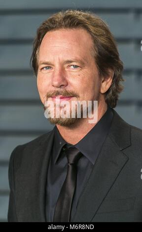 Beverly Hills, Stati Uniti d'America. 04 Mar, 2018. Jill McCormick (l-r), Eddie Vedder e Laura Dern frequentare il Vanity Fair Oscar Party a Wallis Annenberg Center for the Performing Arts di Beverly Hills, Los Angeles, Stati Uniti d'America, il 04 marzo 2018. | Verwendung weltweit Credito: dpa/Alamy Live News Foto Stock