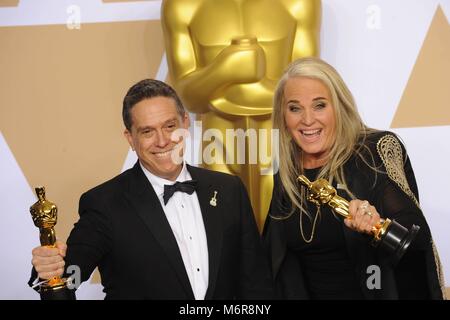 Hollywood, Stati Uniti d'America. 04 Mar, 2018. I registi Lee Unkrich (l) e darla K. Anderson pongono nella sala stampa del novantesimo annuale di Academy Awards, Oscar, in Dolby Theatre di Los Angeles, Stati Uniti d'America, il 04 marzo 2018. Credito: Hubert Boesl | Verwendung weltweit/dpa/Alamy Live News Foto Stock