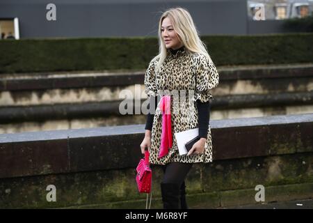 Parigi, Frankreich. 04 Mar, 2018. Blogger e stilista Tina Leung frequentando il Valentino mostra durante la settimana della moda di Parigi - 4 Marzo 2018 - Il Credit: Pista Manhattan/Michael Ip ***per solo uso editoriale*** | Verwendung weltweit/dpa/Alamy Live News Foto Stock