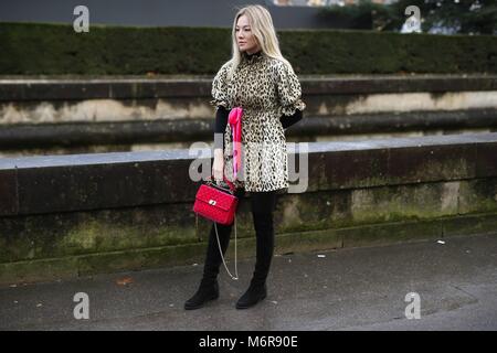 Parigi, Frankreich. 04 Mar, 2018. Blogger e stilista Tina Leung frequentando il Valentino mostra durante la settimana della moda di Parigi - 4 Marzo 2018 - Il Credit: Pista Manhattan/Michael Ip ***per solo uso editoriale*** | Verwendung weltweit/dpa/Alamy Live News Foto Stock