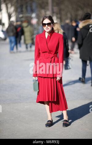 Parigi, Frankreich. 03 Mar, 2018. Un elegante showgoer frequentando il Elie Saab mostra durante la settimana della moda di Parigi - Marzo 3, 2018 - Credit: Pista Manhattan/Michael Ip ***per solo uso editoriale*** | Verwendung weltweit/dpa/Alamy Live News Foto Stock