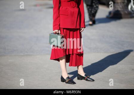 Parigi, Frankreich. 03 Mar, 2018. Un elegante showgoer frequentando il Elie Saab mostra durante la settimana della moda di Parigi - Marzo 3, 2018 - Credit: Pista Manhattan/Michael Ip ***per solo uso editoriale*** | Verwendung weltweit/dpa/Alamy Live News Foto Stock