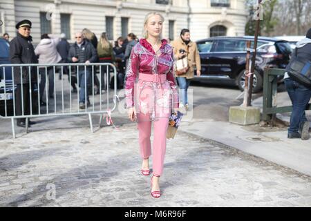 Parigi, Frankreich. 05 Mar, 2018. Un elegante showgoer frequentando il Leonard Paris mostra durante la settimana della moda di Parigi - 5 Marzo 2018 - Il Credit: Pista Manhattan/Michael Ip ***per solo uso editoriale*** | Verwendung weltweit/dpa/Alamy Live News Foto Stock